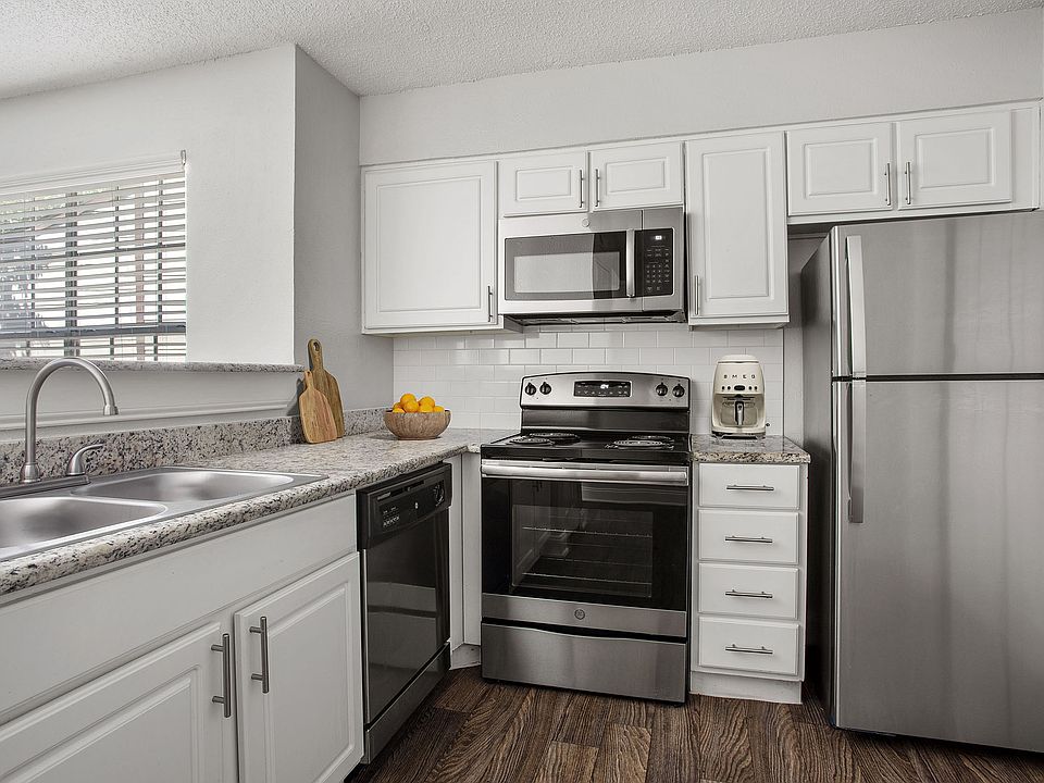 C242530_BristolGrapevine_VS Still_2b2b_Kitchen_01_final