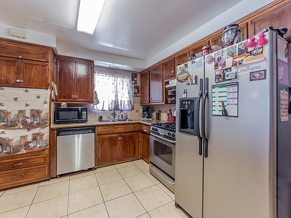 3rd image of 7549 Collingwood St