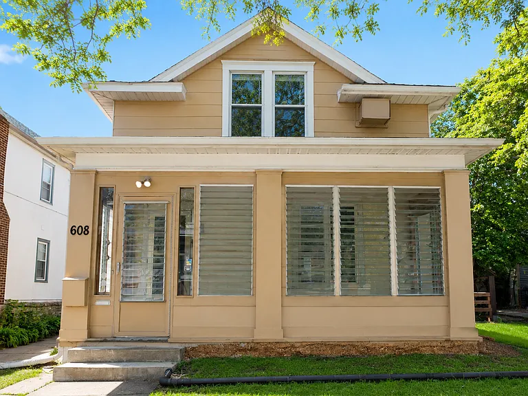 608 8th St SE — Photo 1