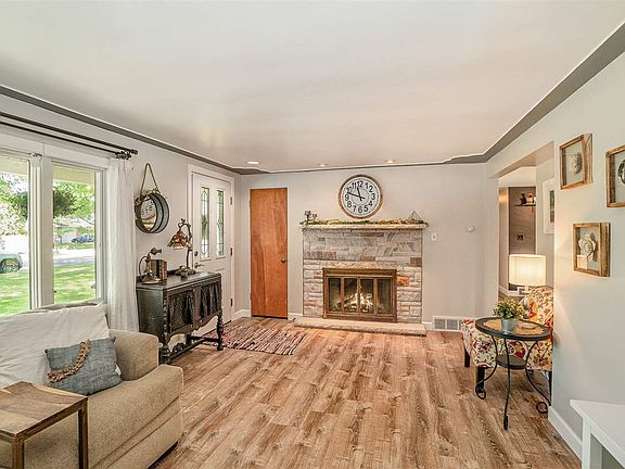 2nd image of 4717 Willow Dr