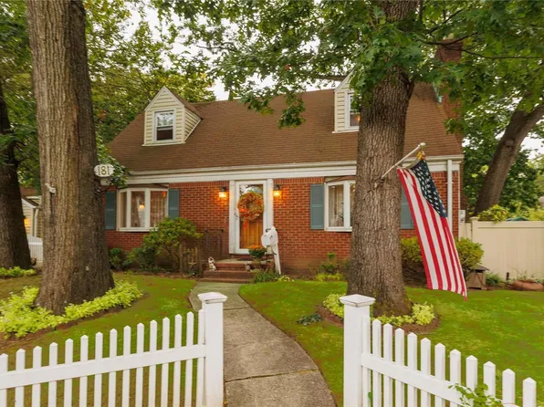 181 Woods Avenue, Malverne, NY 11565