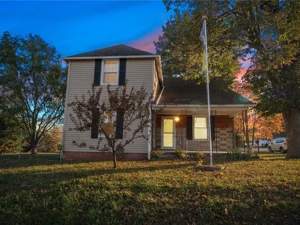 11 E 26th St, Higginsville, MO 64037