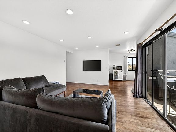 5th image of 900 Cambridge Drive #84