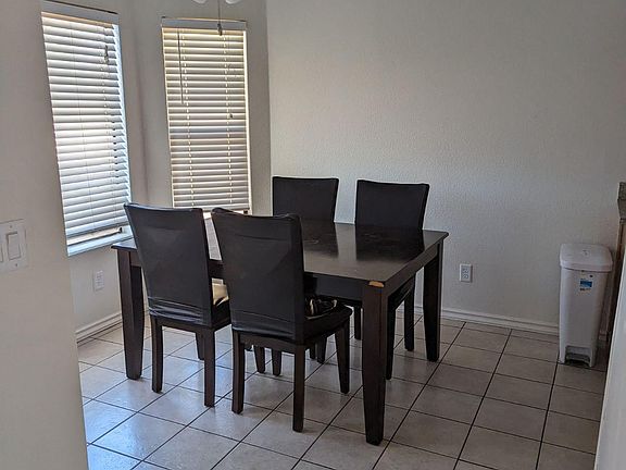Dinning room with table if wanted