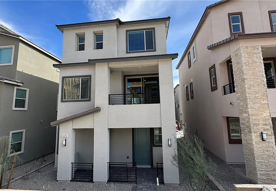 1429 Whistling Kite St