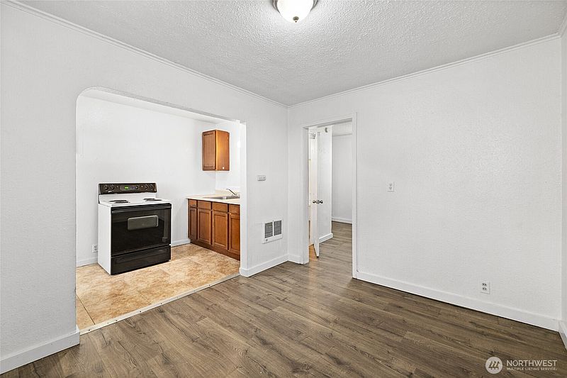4th image of 1029 S Division Street