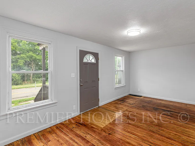 1738 Harrisburg Rd NE — Photo 2