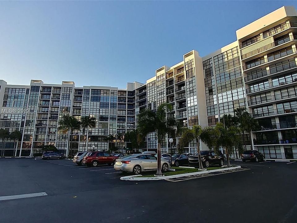 1st image of 800 Parkview Dr APT 825