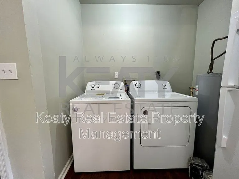 327 Stewart St — Photo 5