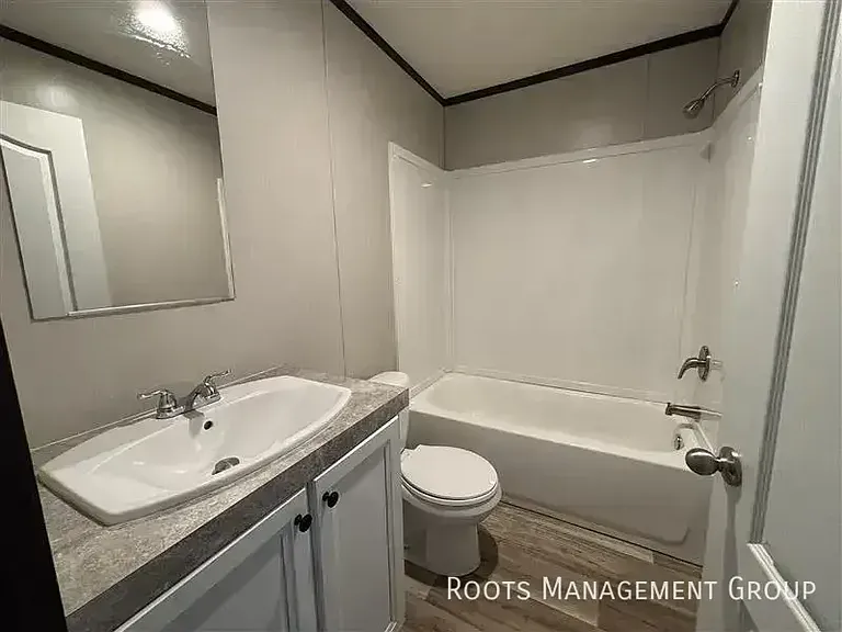 700 E 6th St #8 — Photo 16