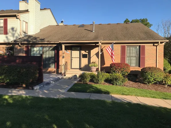 38863 Country Cir #1, Farmington Hills, MI 48331