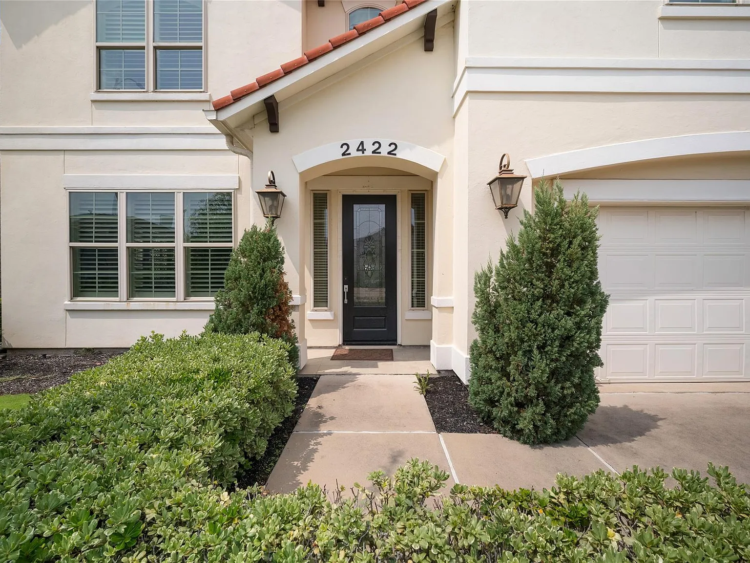 4 bed, 3.5 bath, 4682 sqft, $5,900 — Photo 2