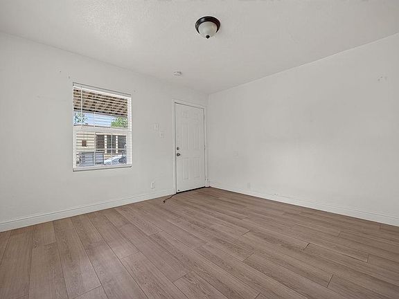 5th image of 2398 Oakmont St