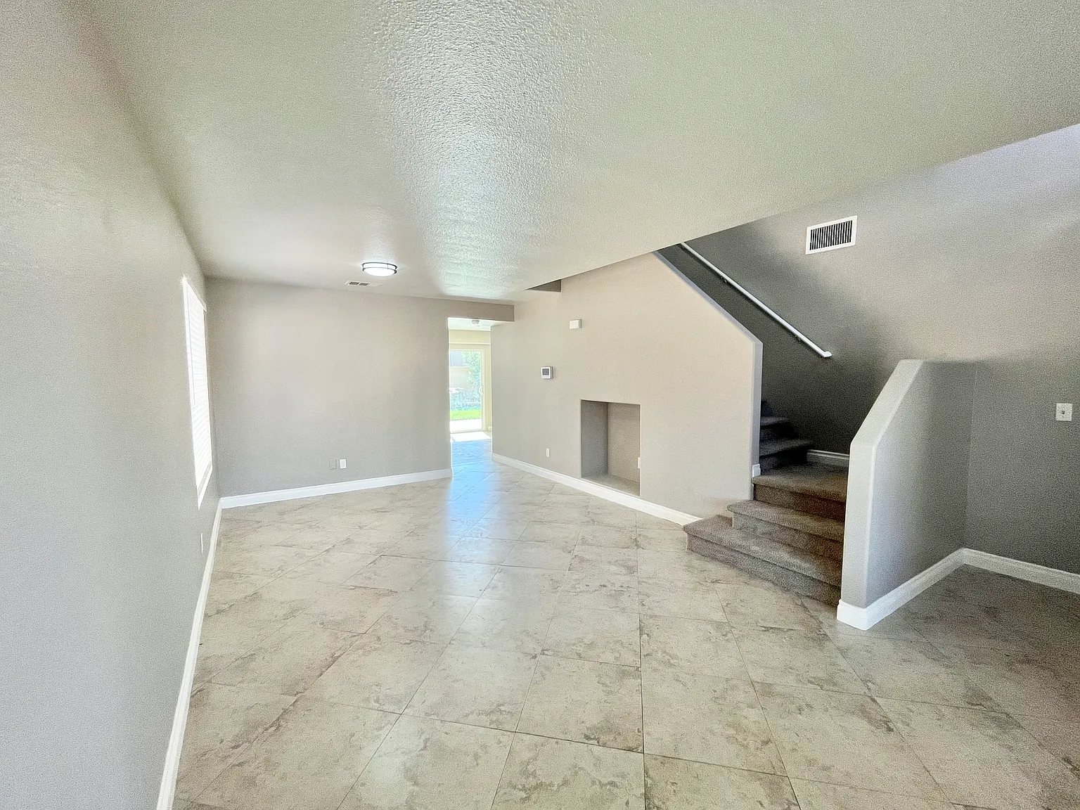 4 bed, 2.5 bath, 2016 sqft, $3,050 — Photo 4