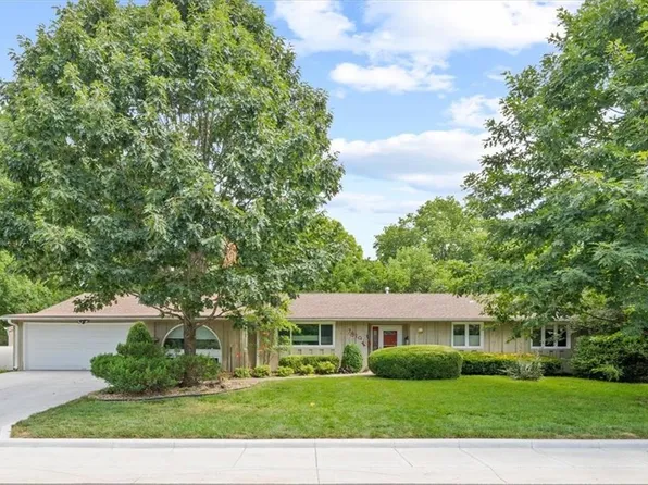 7819 Canterbury St, Prairie Village, KS 66208