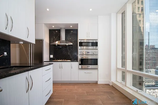 Rented by Luxus Manhattan Realty | media 9