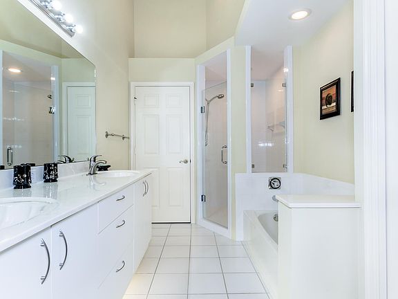 5th image of 2265 Hidden Lake Dr APT 4