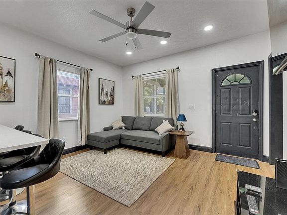 5th image of 1009 E COLUMBUS DRIVE