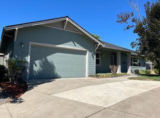 324 Phoenix Hills Dr, Phoenix, OR 97535