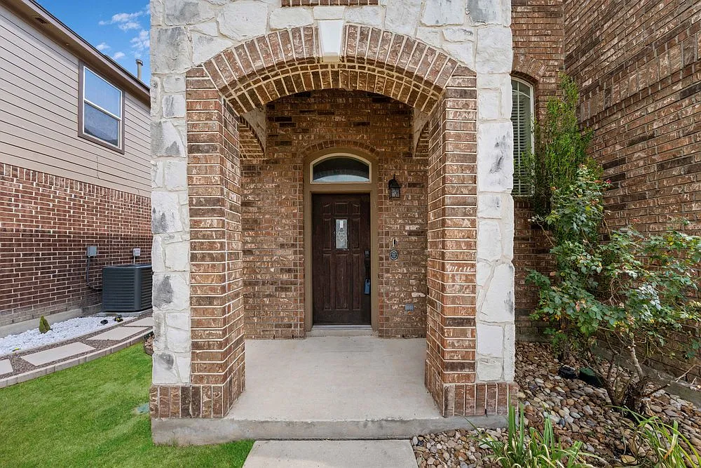 Spacious 3-Bed Home with Community Pool, Private Patio & Island Kitchen in San Antonio — Photo 4