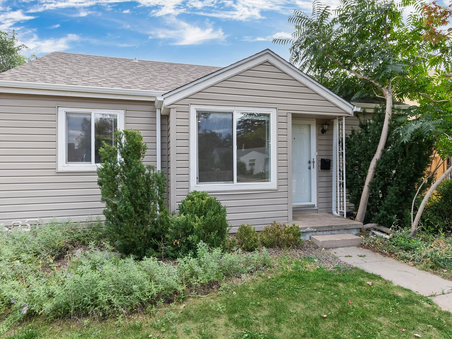 1370 Xanthia St - - — Photo 4