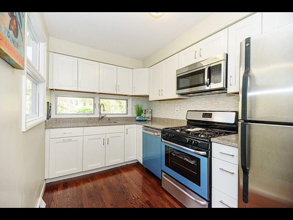 2nd image of 918 Hinman Ave APT B