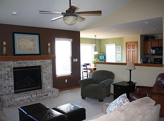 3rd image of 846 Glenlyon Ln