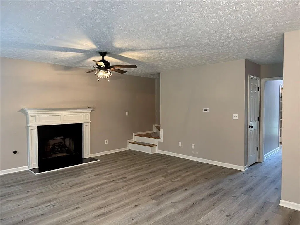 4 bed, 2.5 bath, 2332 sqft, $2,300 — Photo 3