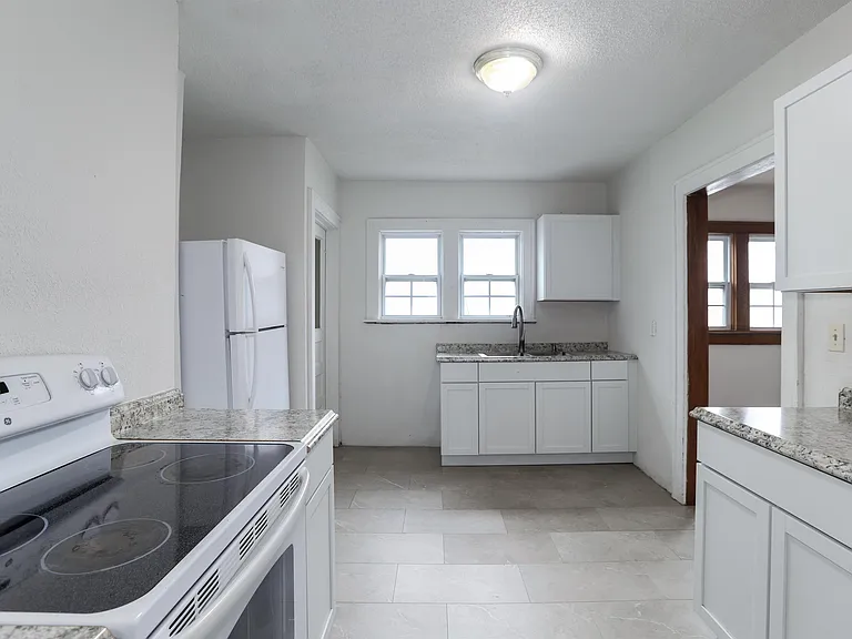 1940 N Volutsia Ave — Photo 10