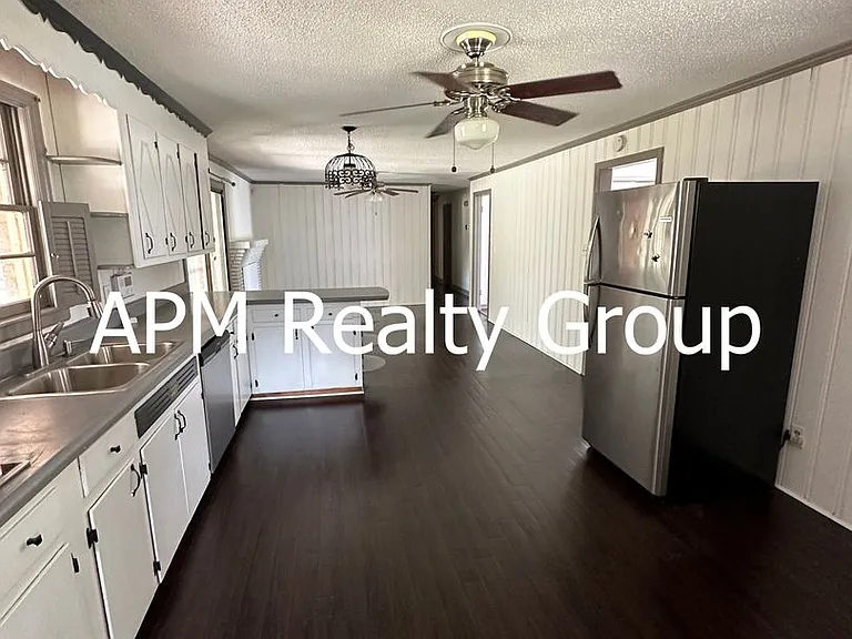 1421 Adella St — Photo 2