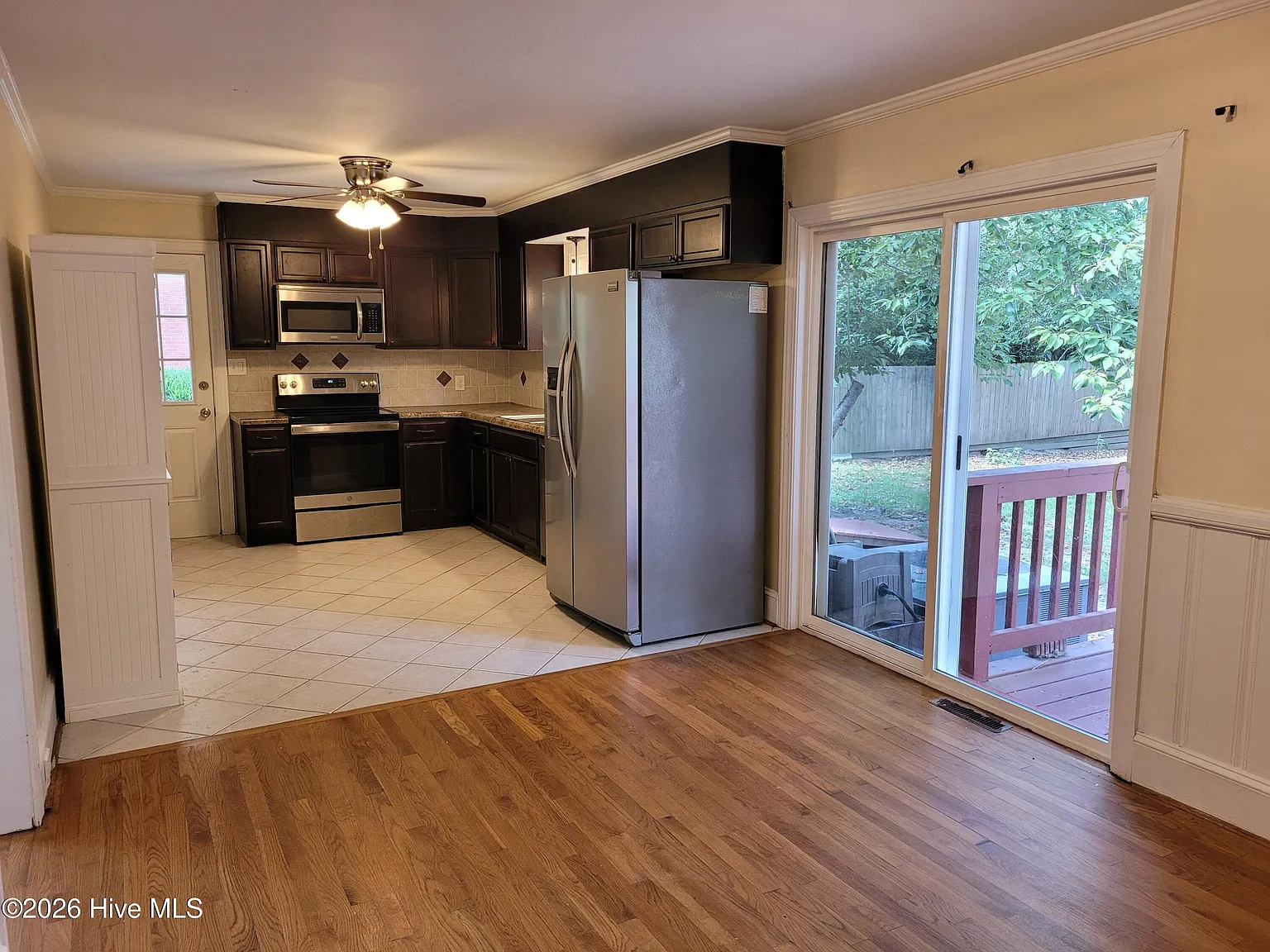 3 bed, 2.5 bath, 1418 sqft, $2,500 — Photo 4