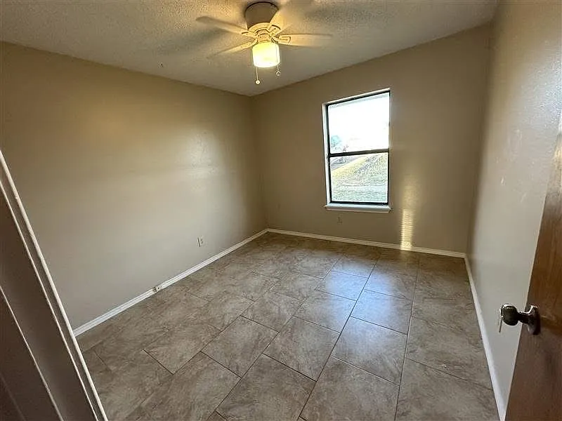 3 bed, 1222 sqft, $1,350 — Photo 3