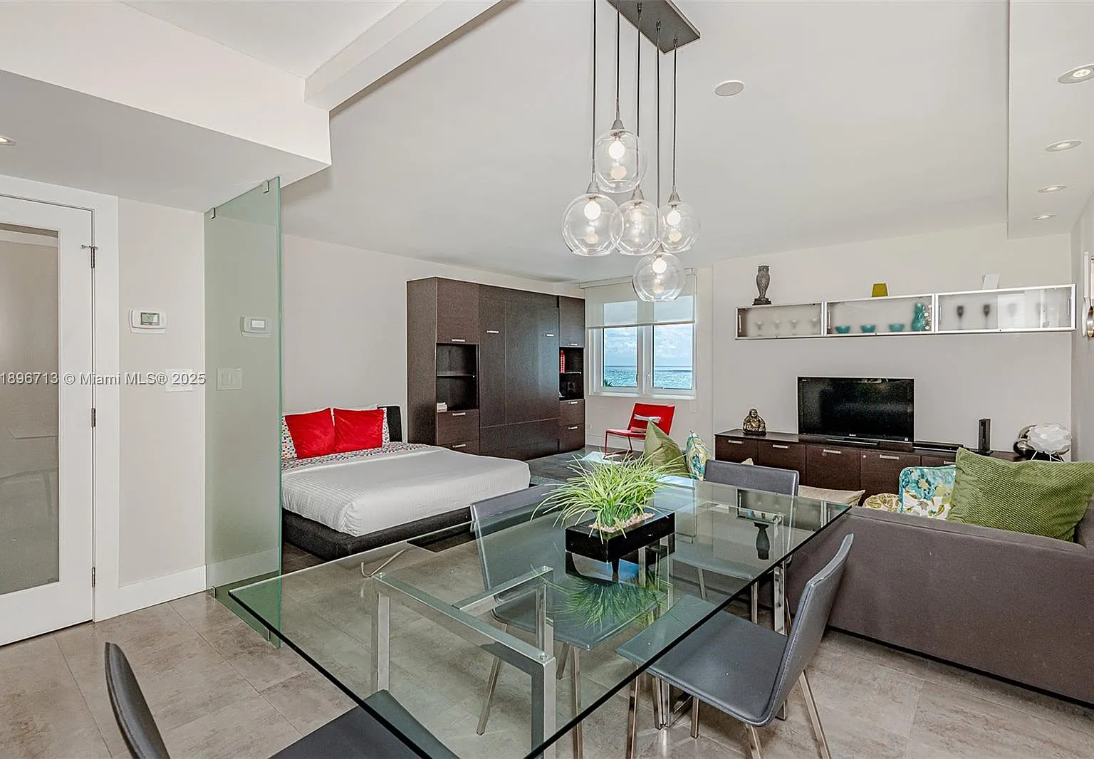 Roney Palace Condo — Photo 4