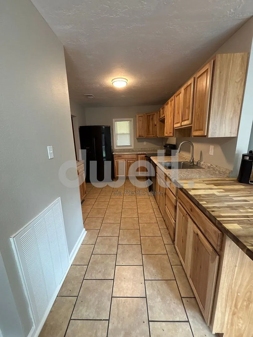 3 bed, 1.0 bath, 1878 sqft, $1,380 — Photo 3