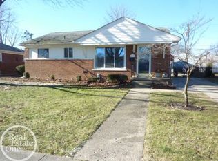 979 Chippewa St, Mount Clemens, MI 48043