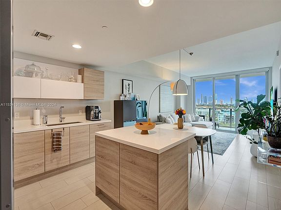 3rd image of 16385 Biscayne Blvd Unit 1220