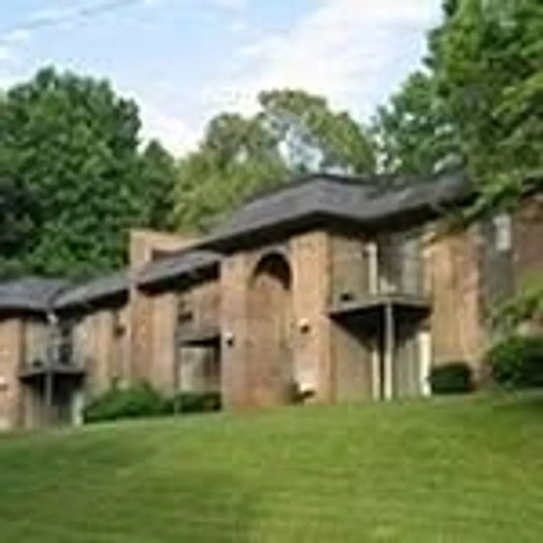 Spacious One Bedroom Available. Close to University and Downtown Area. — Photo 2