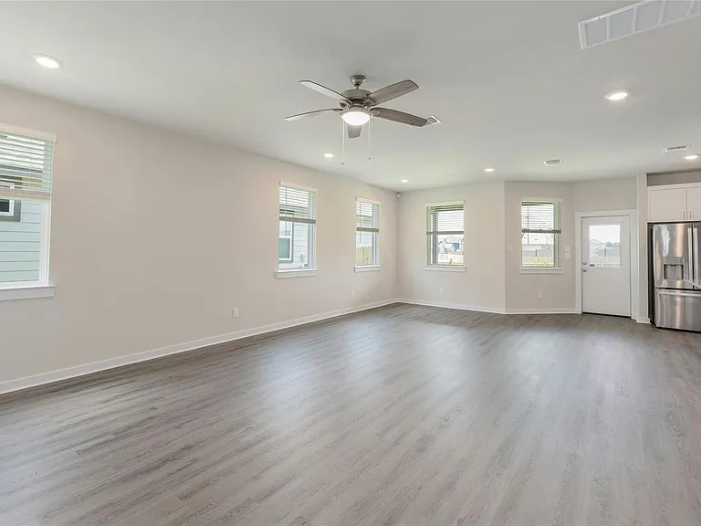 512 Clearlake Dr — Photo 5