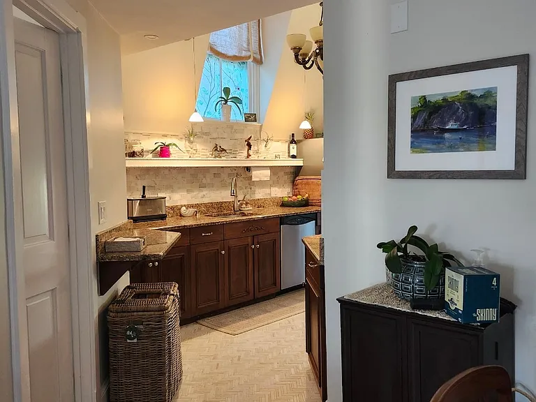 6 Howe Ave — Photo 10