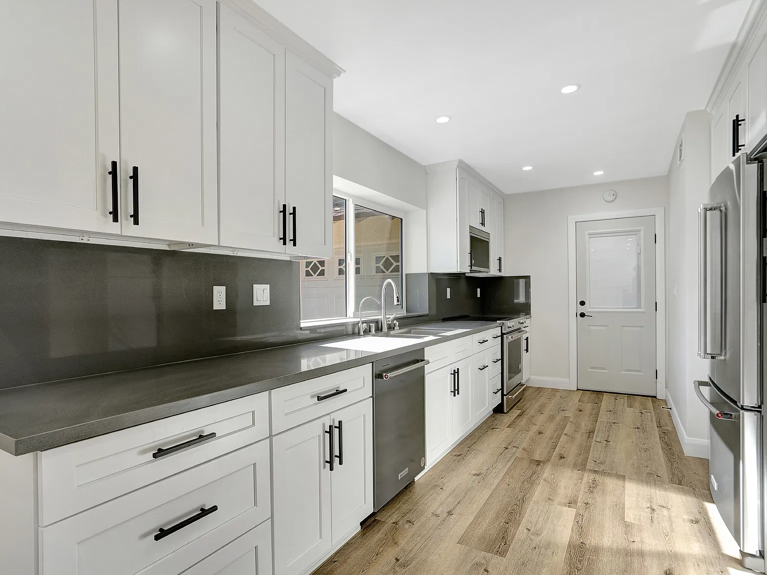 4 bed, 1847 sqft, $5,895 — Photo 4