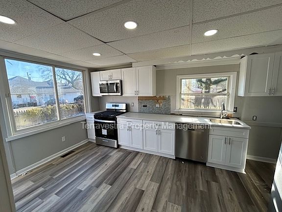 2nd image of 11 Green St E