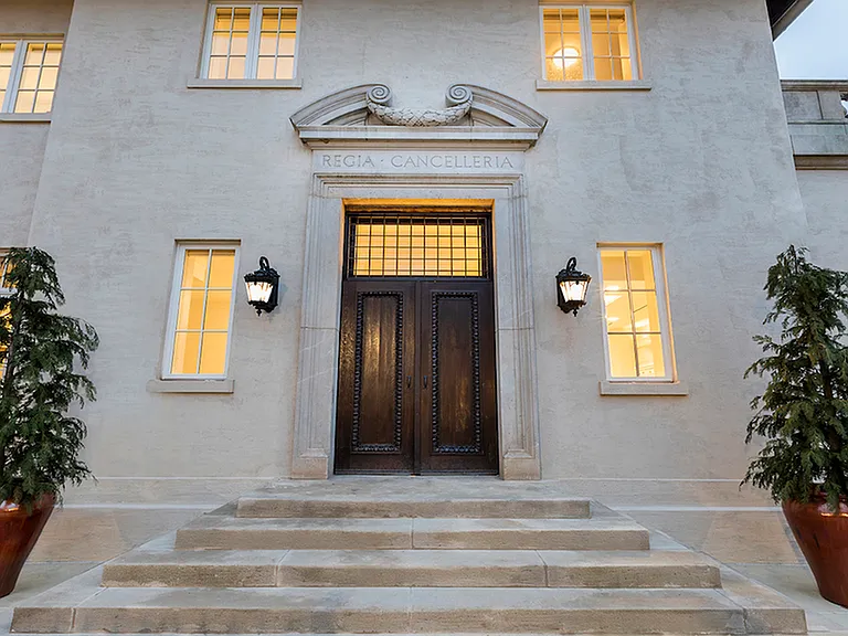 Classic entrance into Modera Sedici