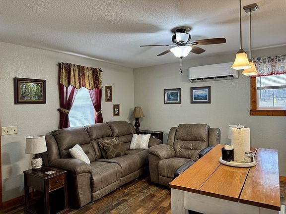 4th image of 811 Holly Glen Ln