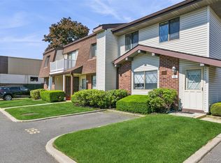 156 W Cambridge Dr #156, Copiague, NY 11726