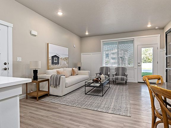 Latitude 40 Two Bedroom With Garage