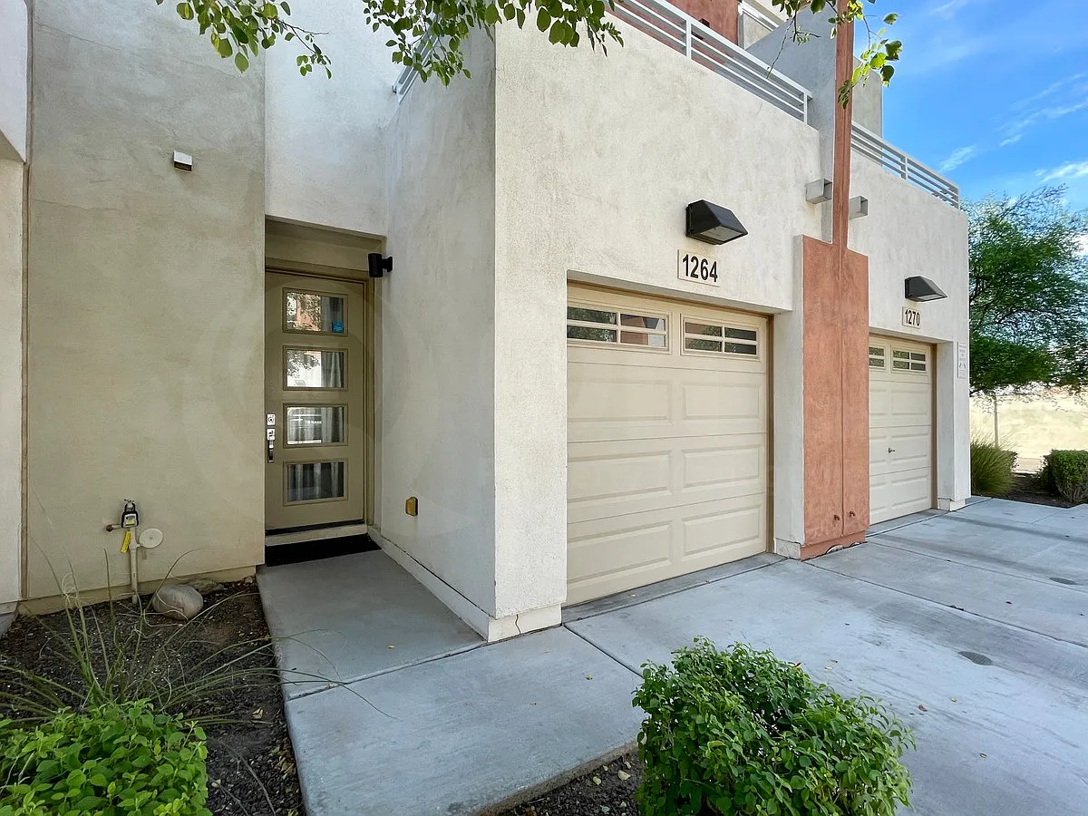 3 bed, 2.5 bath, 1835 sqft, $2,400 — Photo 3