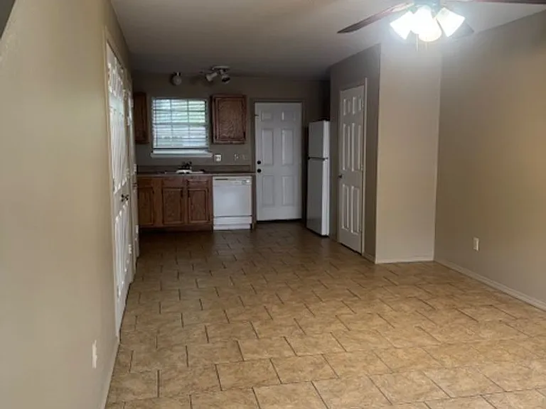607 E Main St — Photo 2