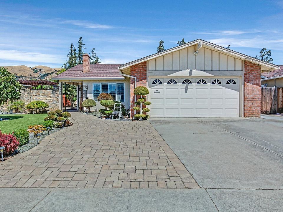 1st image of 656 Youngs Ct