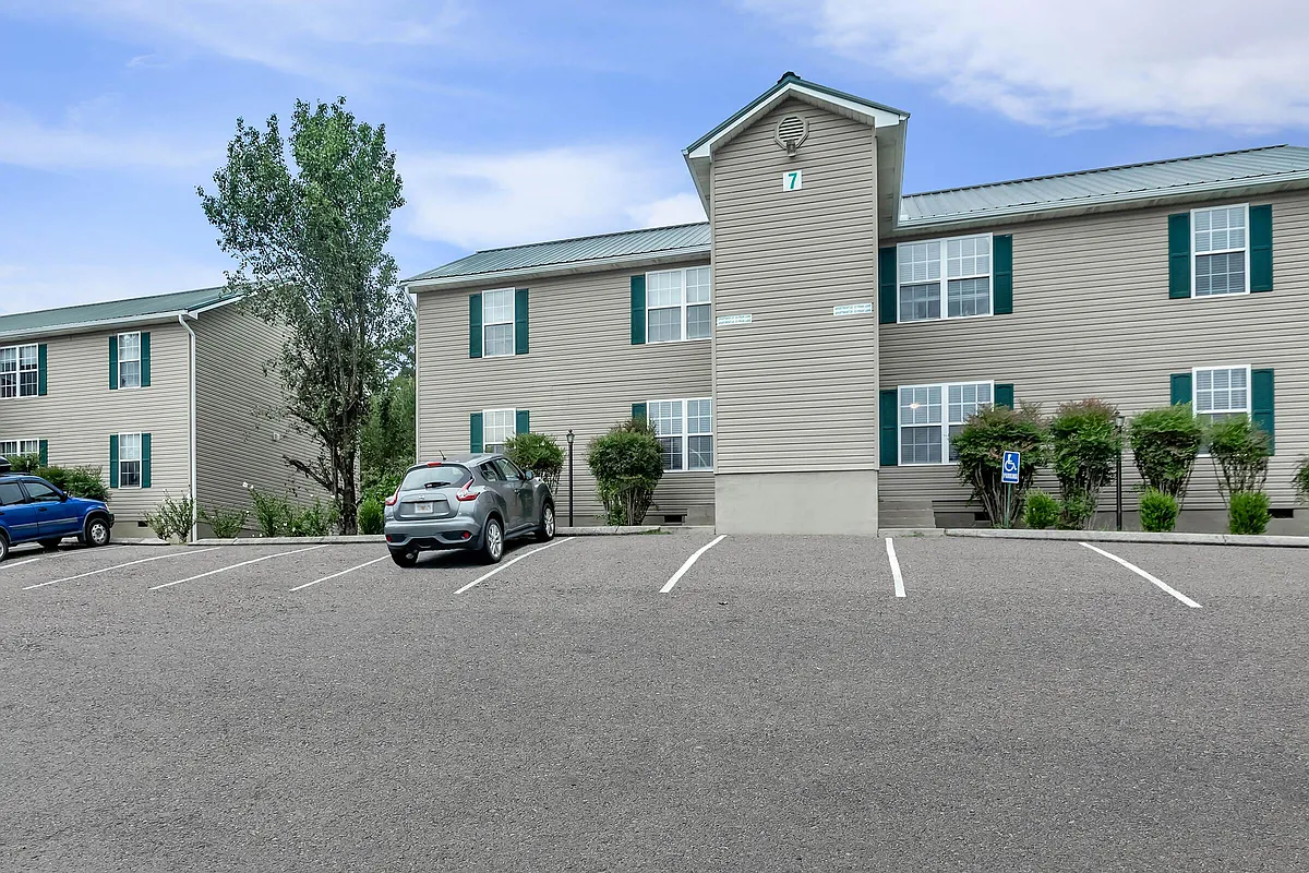 Building Photo - Woodland Manor