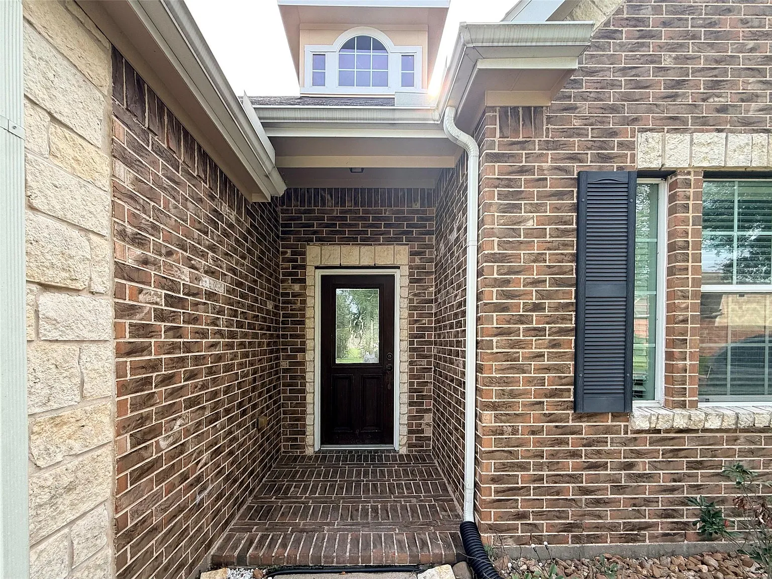 4 bed, 2.5 bath, 2905 sqft, $2,500 — Photo 2